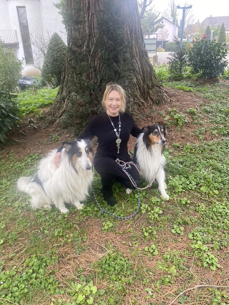 Maria-Elisabeth Schön mit Astor und Merlin unter einem Baum